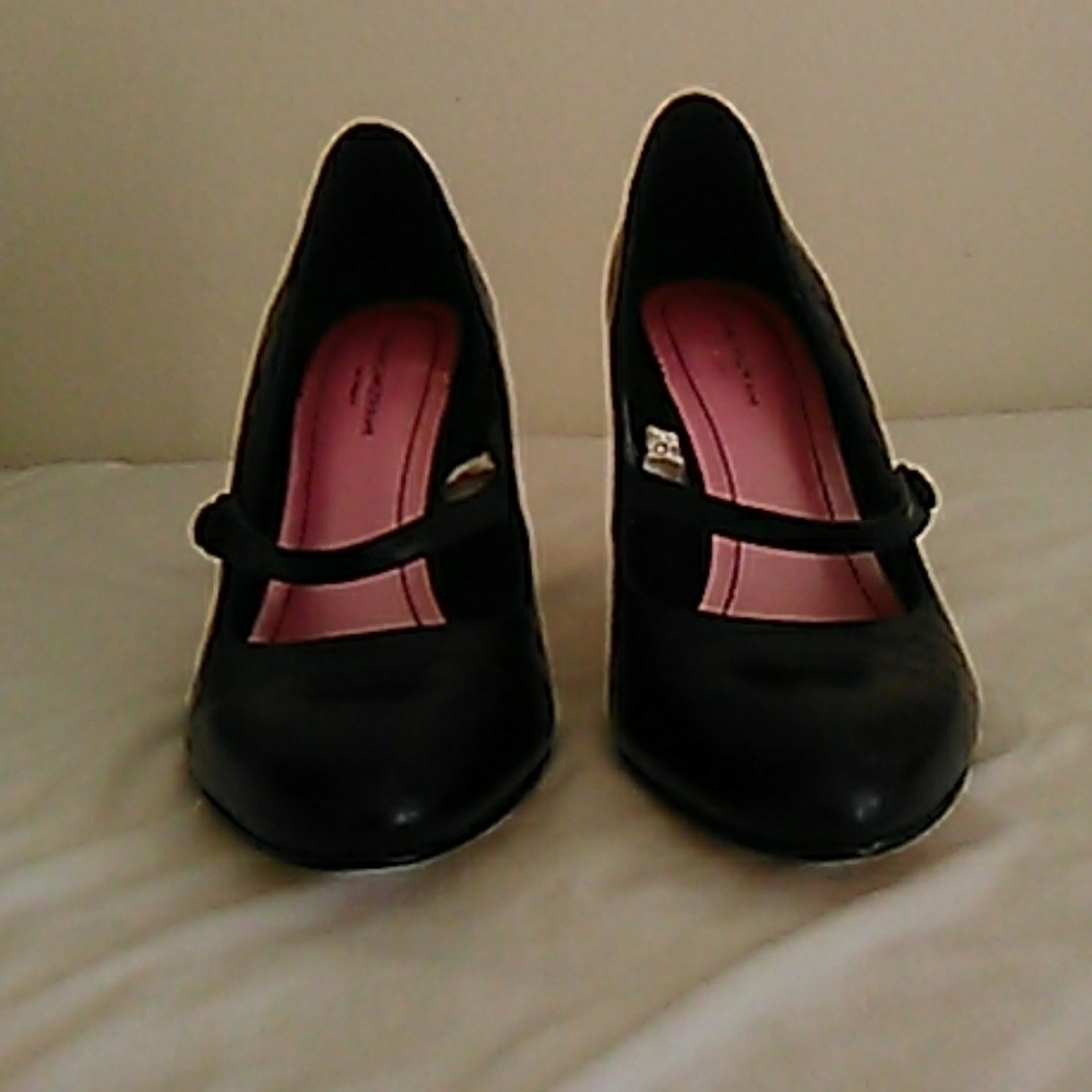 Isaac Mizrahi Black Olive Pumps